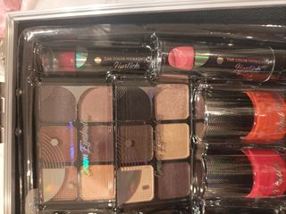 Maletín maquillaje con productos. Sin abrir
