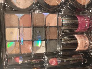 Maletín maquillaje con productos. Sin abrir