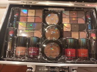 Maletín maquillaje con productos. Sin abrir