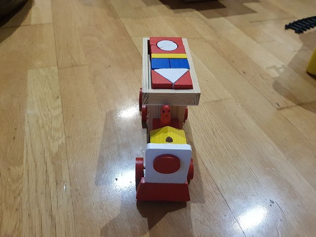 Tren sumas y restas, figuras geométricas