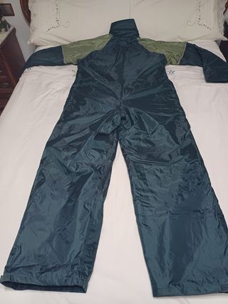 Traje de agua impermeable,  sin estrenar
