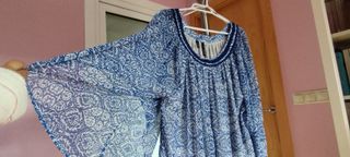 Blusón estampado  de verano azul y blanco de Mango