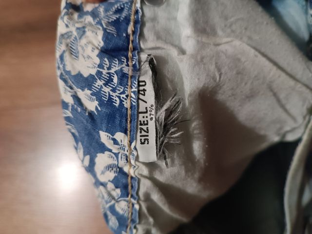 Pantalón con abertura lateral