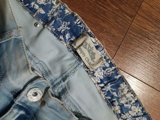 Pantalón con abertura lateral