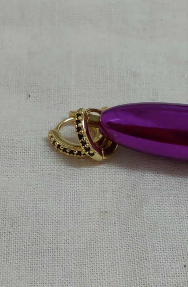 Pequeños Aretes Asti color negro plata 925 dorados