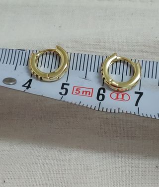 Pequeños Aretes Asti color negro plata 925 dorados