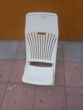 Silla plegable blanca de plastico