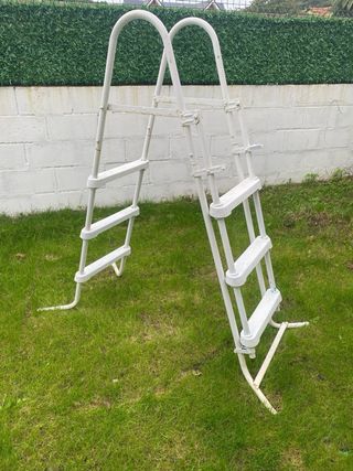 Escalera de seguridad para piscina
