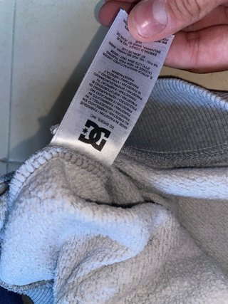 Sudadera gris y negra DC.