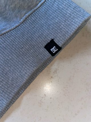 Sudadera gris y negra DC.
