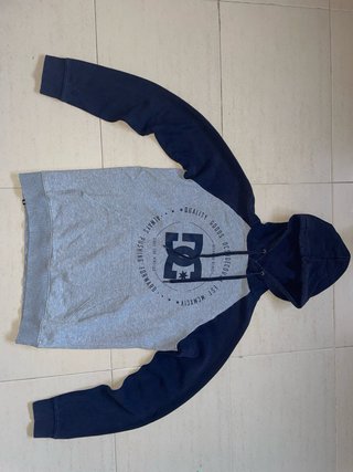 Sudadera gris y negra DC.