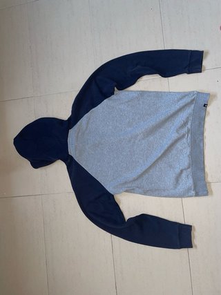 Sudadera gris y negra DC.