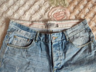 Jeans corti strappati