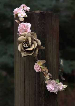 Corona de flores rosa empolvado y dorada