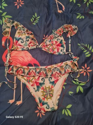 Bikini estampado con volantes 