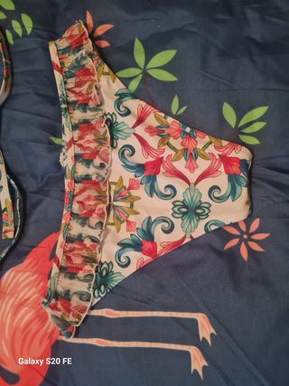 Bikini estampado con volantes 