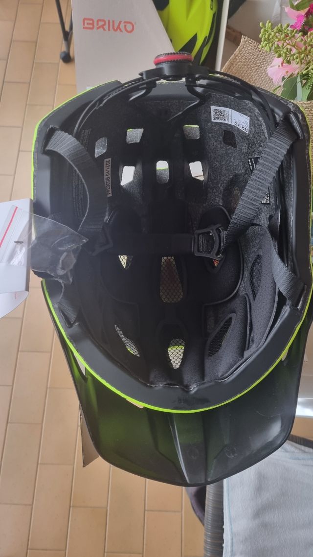 Casco bici briko  akan giallo tg m