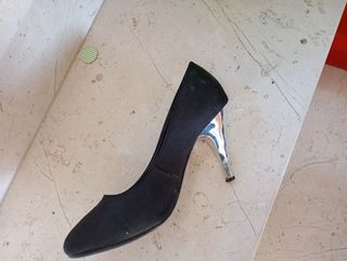 Scarpa décolleté con tacco 