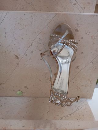 Scarpe estive con tacco alto 