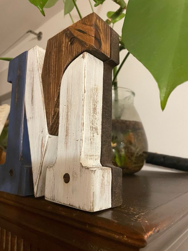 Letras, uniciales pintadas a mano. Madera de pino