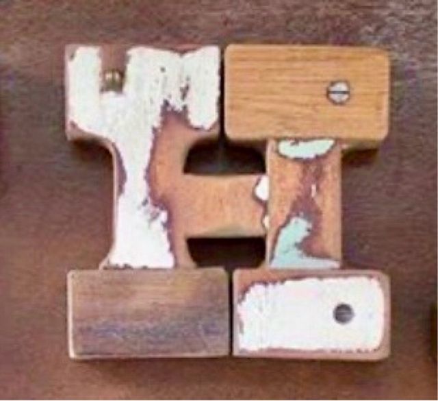 Letras, uniciales pintadas a mano. Madera de pino