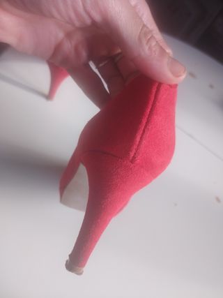 Tacones rojos María Jaén con algo de plataforma