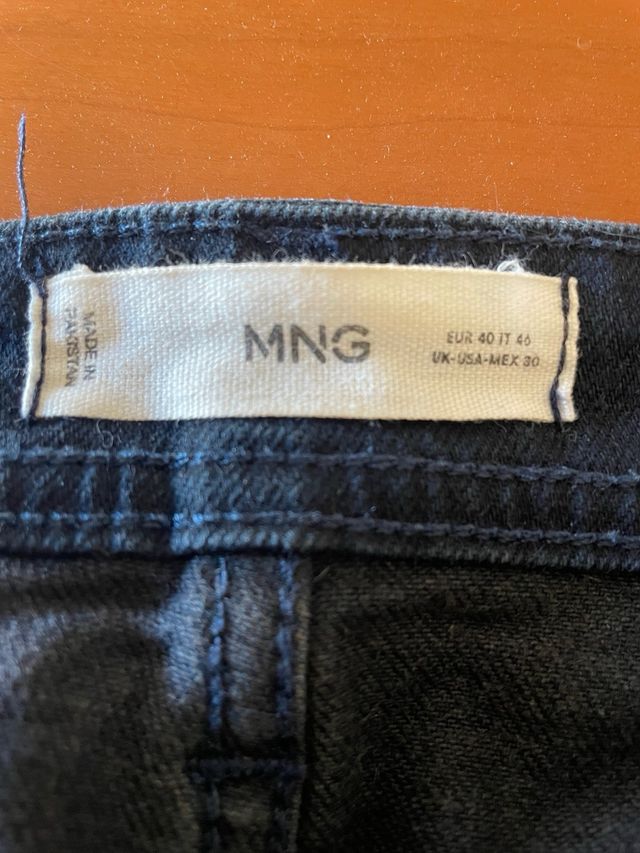 Pantalon vaquero Mango