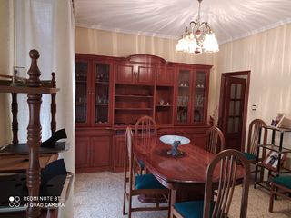 Mesa de salón extensible con seis sillas