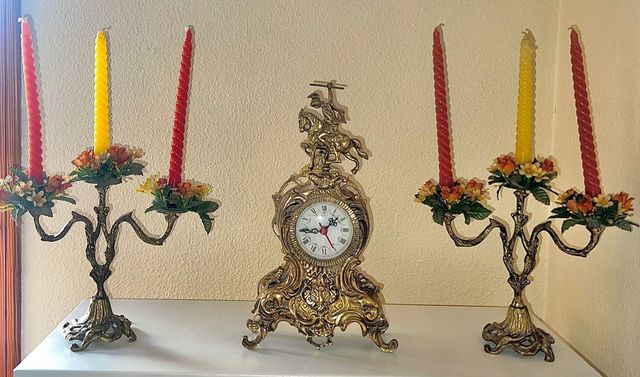 Candelabros y reloj de laton