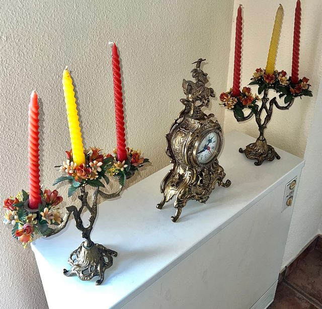 Candelabros y reloj de laton