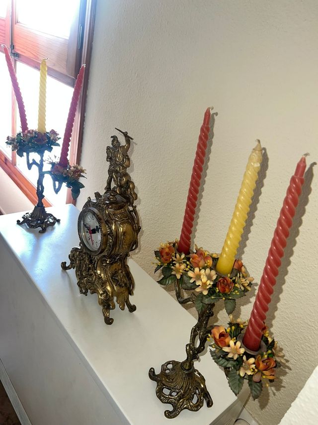 Candelabros y reloj de laton