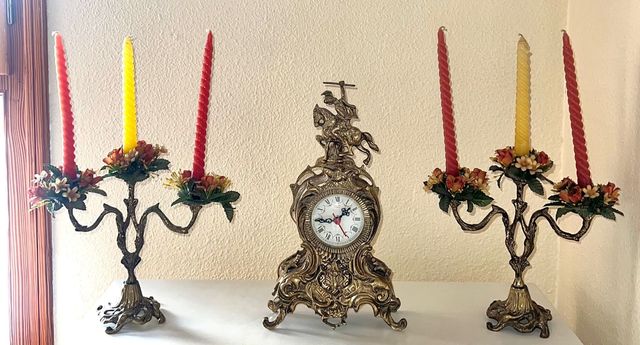 Candelabros y reloj de laton