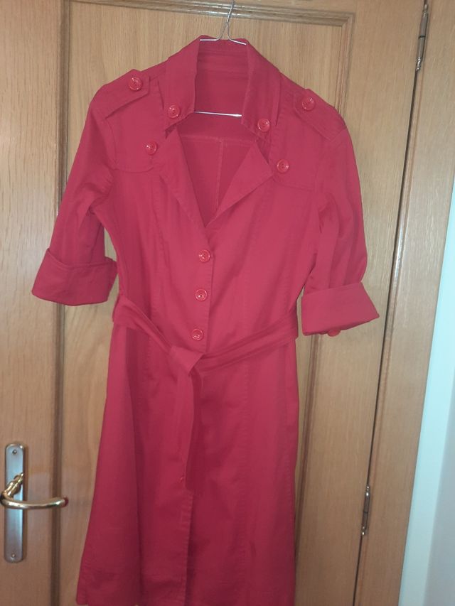 Vestido rojo, tipo gabardina