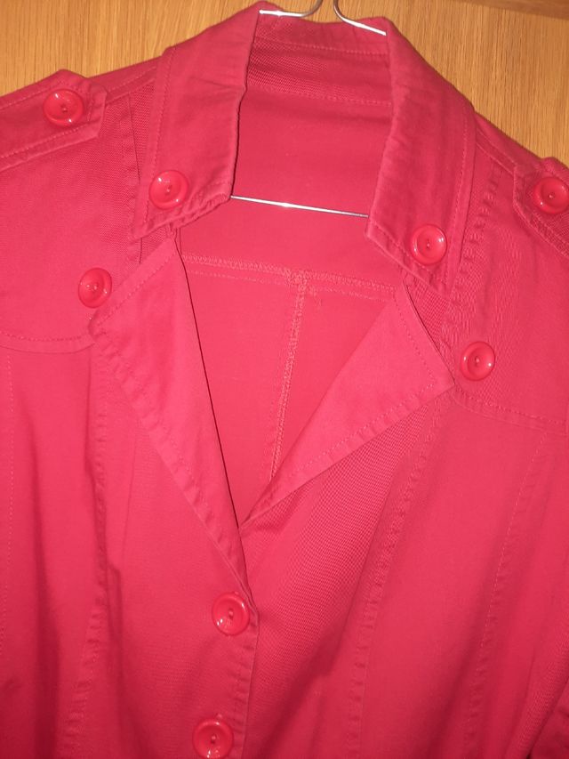 Vestido rojo, tipo gabardina