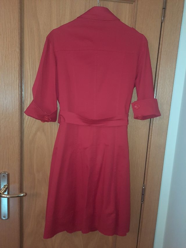 Vestido rojo, tipo gabardina