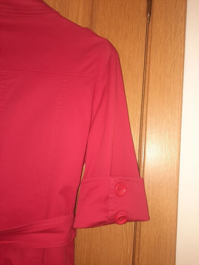 Vestido rojo, tipo gabardina