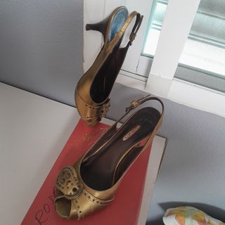 Zapato de tacon oro viejo