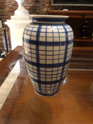 Jarrón de cerámica con rayas azules