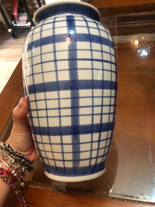 Jarrón de cerámica con rayas azules
