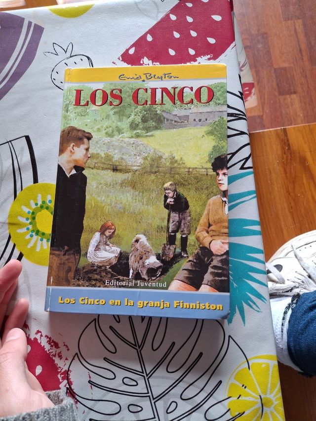 Los cinco en la granja Finniston/ The Five on Finniston Farm (Spanish Edition)