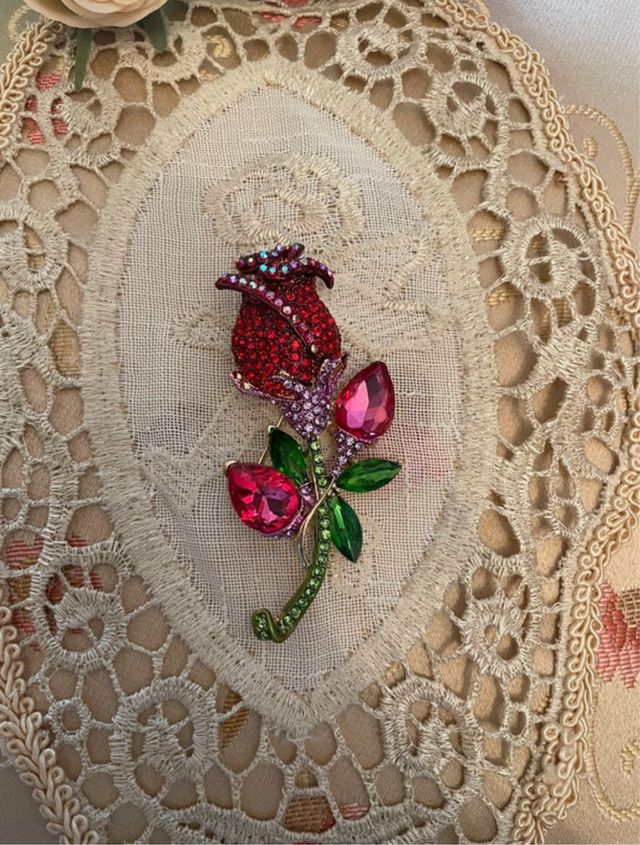 Rosa a forma di spilla vintage