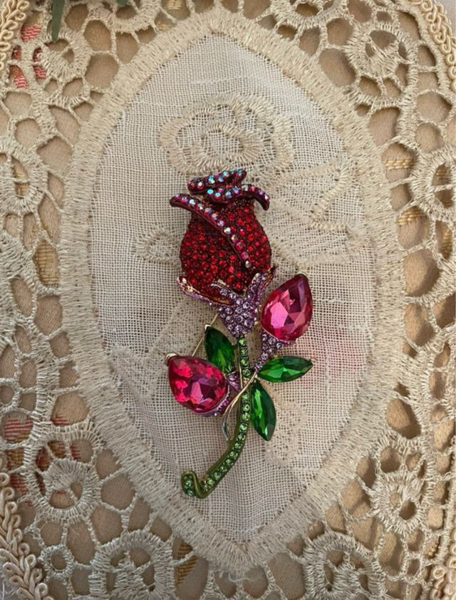 Rosa a forma di spilla vintage