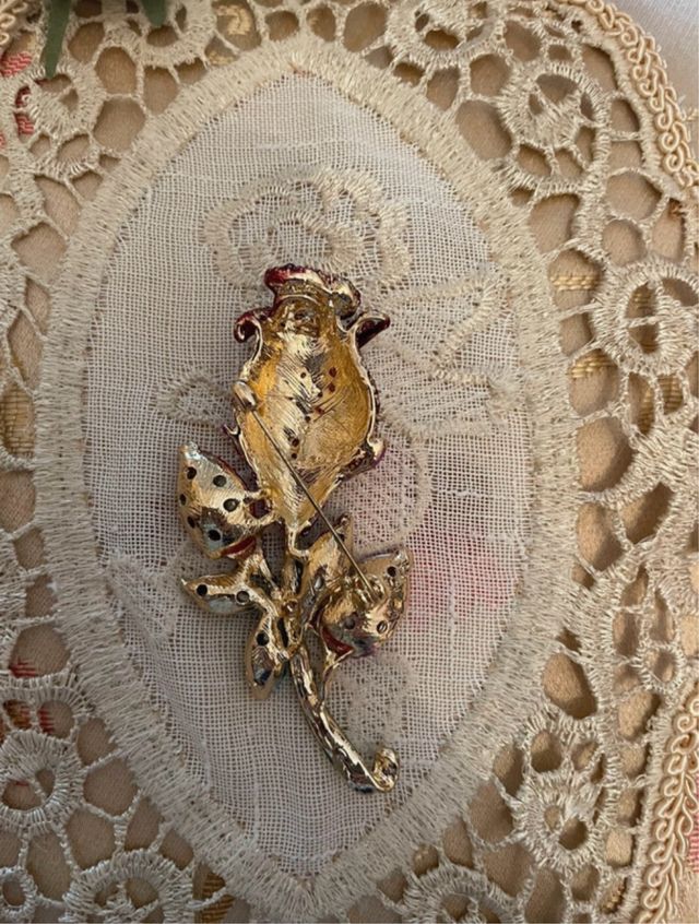 Rosa a forma di spilla vintage