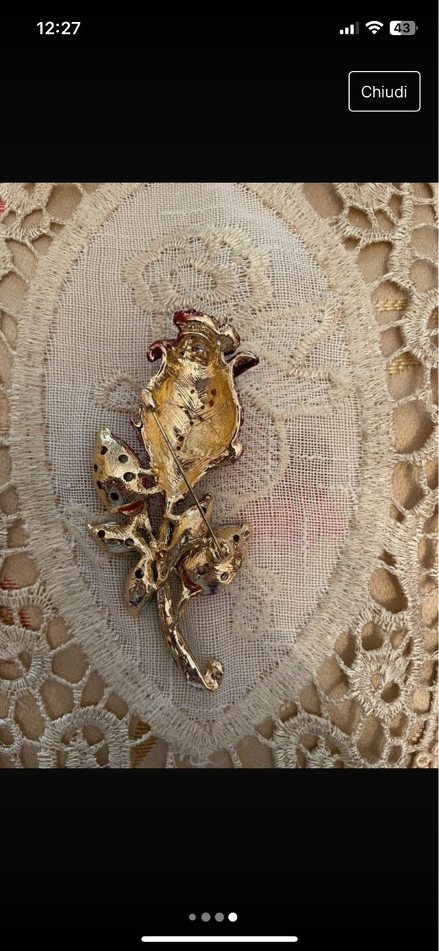 Rosa a forma di spilla vintage