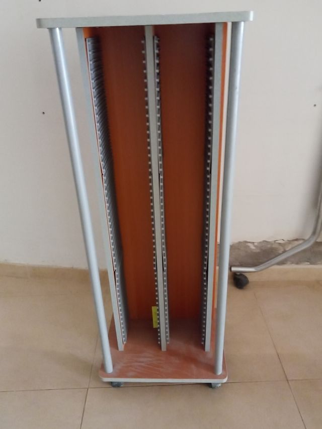 Mueble porta cd con ruedas .