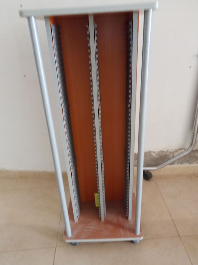 Mueble porta cd con ruedas .