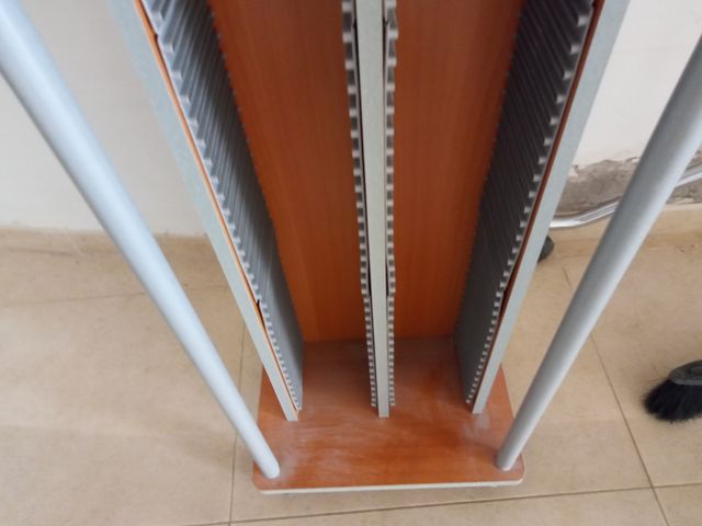 Mueble porta cd con ruedas .