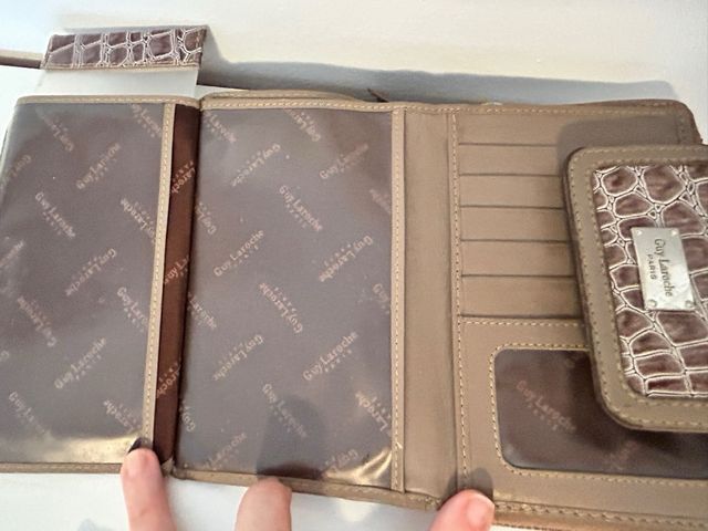 Monedero billetera Guy Laroche