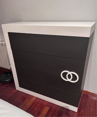 Conjunto moderno de cómoda y mesillas