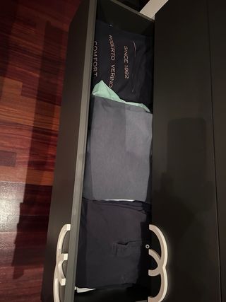 Conjunto moderno de cómoda y mesillas